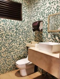 een badkamer met een toilet en een wastafel bij Hotel Villas Segovia Suites Playa del Carmen in Playa del Carmen