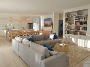 Baudin BeachMatildas of Kangaroo Island的带沙发的客厅和餐厅