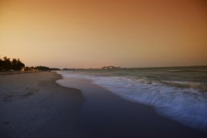 ein Strand bei Nacht, während die Flut einsetzt in der Unterkunft Holiday Villa Beach Resort Cherating in Cherating