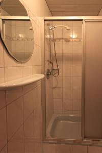 ヴァークラインにあるHaus Ganschitterのバスルーム(シャワー、バスタブ、鏡付)