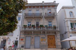 un edificio antiguo con balcón en una calle en Suite Donna Vita, en Martina Franca