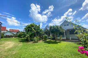 uma vista para uma casa com um quintal em Karon house 15A em Praia de Karon