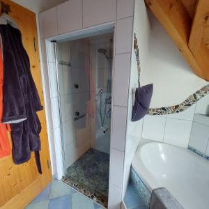 W łazience znajduje się prysznic i wanna. w obiekcie Gästezimmer in traumhafter Lage neben der Kurstadt w mieście Oberthulba