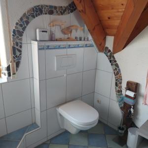 uma casa de banho com um WC com um arco por cima em Gästezimmer in traumhafter Lage neben der Kurstadt em Oberthulba