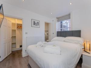 1 dormitorio blanco con 1 cama grande con sábanas blancas en Flat 4A, en Chester