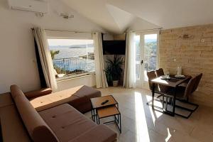 Fotografie z fotogalerie ubytování Seaside apartments with a swimming pool Mudri Dolac, Hvar - 4050 v destinaci Vrbanj