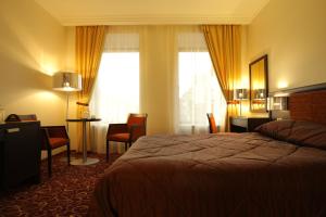 Postel nebo postele na pokoji v ubytování Menorah Hotel