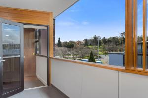 une vue depuis le balcon d'un immeuble dans l'établissement Stunning Warehouse Pad - Moments from the Waterfront, à Hobart