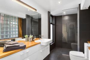une salle de bain avec un lavabo blanc et des toilettes dans l'établissement Stunning Warehouse Pad - Moments from the Waterfront, à Hobart 9 autres photos