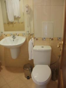 y baño con aseo blanco y lavamanos. en Deluxe Room in Stoykite en Pamporovo