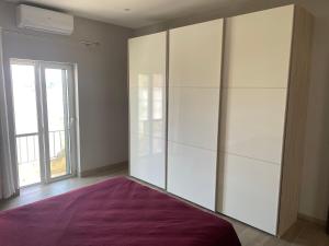 A bed or beds in a room at Windjammer