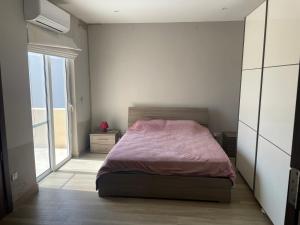 A bed or beds in a room at Windjammer