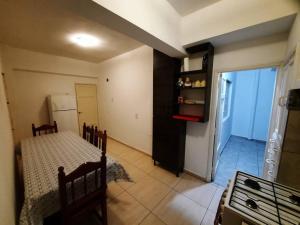 una camera con cucina completa di tavolo e piano cottura di Hermoso Departamento centrico a Córdoba