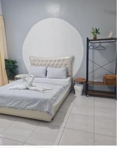 um quarto com uma cama branca e uma grande cabeceira de cama. em Full Moon Apartment (月满公寓）网红 airbnb em Kuah