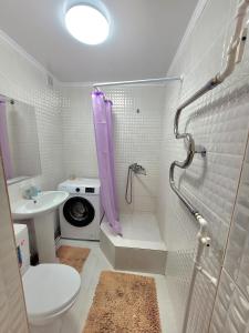ein Bad mit einem Waschbecken, einem WC und einer Dusche in der Unterkunft 1 комн. Апартаменты на Абая 122 in Kökschetau