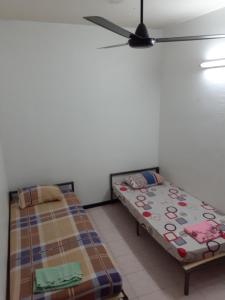 Ein Bett oder Betten in einem Zimmer der Unterkunft Homestay Idaman Penang