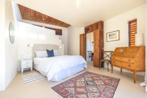 Postel nebo postele na pokoji v ubytování The Villino at Cypress Ridge Estate - Stay Waiheke
