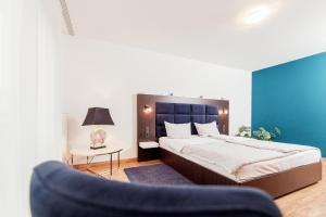 Fabelhafte Wohnungen in der Altstadt في هايدلبرغ: غرفة نوم بسرير كبير وجدار ازرق