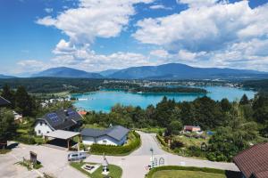z powietrza widok na jezioro z górami w obiekcie Alpe Adria Apartments - Top 11 by S4Y w mieście Oberaichwald