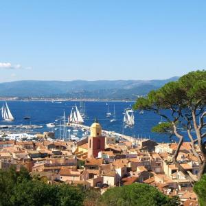 a view of a city with boats in the water at Maisonnette 32m2 climatisé avec jacuzzi au calme. in Trans-en-Provence