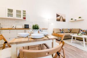 cocina y sala de estar con mesa y sillas en N28 Deluxe Apartment, en Budapest