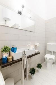 Baño blanco con lavabo y aseo en N28 Deluxe Apartment, en Budapest