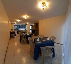 uma sala de jantar com duas mesas e cadeiras em Hodu Hospedaje em Quito