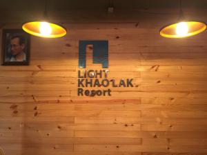 Certifikát, hodnocení, plakát nebo jiný dokument vystavený v ubytování Light Khao Lak Resort