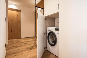 a laundry room with a washer and dryer at Deluxe Appartement Arve in Valdaora