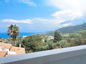 vistas al océano desde el balcón de una casa en Perla Blu Tropea en Tropea