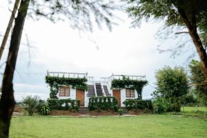 a house with ivy on the side of it at Loftpua ลอฟท์ปัวโฮมสเตย์ in Pua