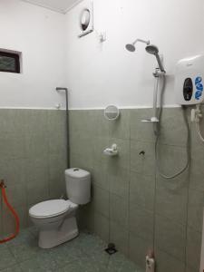 a bathroom with a shower and a toilet at Homestay Idaman B B with 2 room aircond 2 Quen Bed and Not Sharing Room -Privacy in Kuala Terengganu