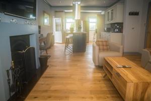 Gallery image of Luxury Super Central Cottage with a Hot Tub/ Gym in Portree