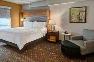 Tempat tidur dalam kamar di Holiday Inn Rocky Mount I-95 @ US 64, an IHG Hotel