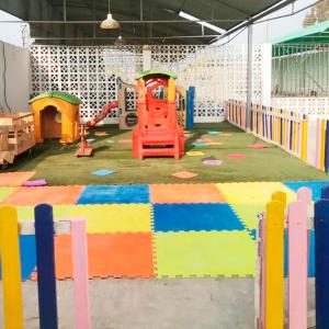 um quarto com uma área recreativa com um parque infantil em Hotel Viñas del Sol Eterno em Chincha Alta