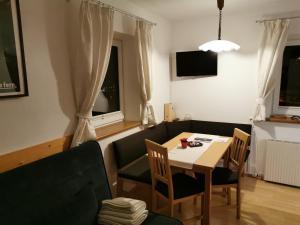 ein Esszimmer mit einem Tisch und Stühlen in einem Zimmer in der Unterkunft Ferienwohnung Salzmann in Innsbruck