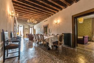 a dining room with a table and chairs at Palazzina Canal in Venice