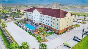 - une vue de tête sur un hôtel avec une piscine dans l'établissement Holiday Inn Express Hotel and Suites South Padre Island, an IHG Hotel, à South Padre Island