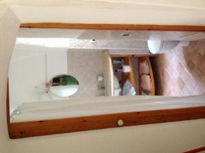 セボルガにあるAntica Casa in Pietraのベッドルーム(鏡付きの二段ベッド1組付)