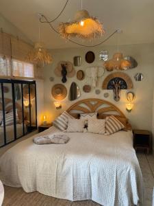Postel nebo postele na pokoji v ubytování Boho style bungalow with ocean view + 30 fotografií
