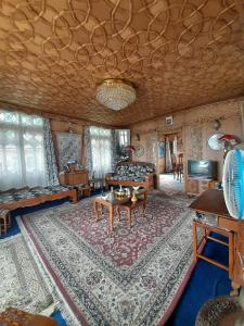 sala de estar con sofá y mesa en Palace Heights en Srinagar