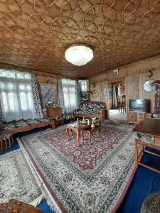 ein Wohnzimmer mit einem Sofa und einem Teppich in der Unterkunft Palace Heights in Srinagar