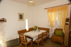 ein Esszimmer mit einem Tisch und Stühlen in der Unterkunft Apartments by the sea Rogoznica - 4313 in Rogoznica