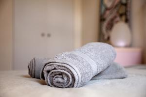 利馬索爾的住宿－MeMeraki Artist Residency，床上的一大堆毛巾