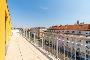 einen Blick vom Balkon eines Gebäudes in der Unterkunft Penthouse # 81 with panoramic city view in Elite Rezidence with free parking in Prag