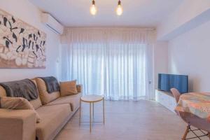 uma sala de estar com um sofá e uma televisão em Precios apartamento Centro ciudad em Granada