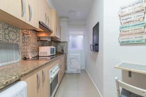 uma cozinha com uma bancada e um micro-ondas em Precios apartamento Centro ciudad em Granada