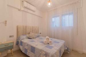グラナダにあるエッセンス ホーム アパートメンツのベッドルーム(ベッド1台、動物の詰め物付)