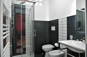 Bilik mandi di Black & White G&G +38 gambar