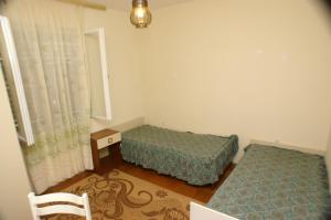 Habitación pequeña con 2 camas y ventana en Apartments by the sea Vrgada, Biograd - 4206, en Biograd na Moru